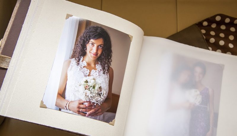 álbum fotográfico con fotografía de mujer sosteniendo un ramo para consejos fotográficos