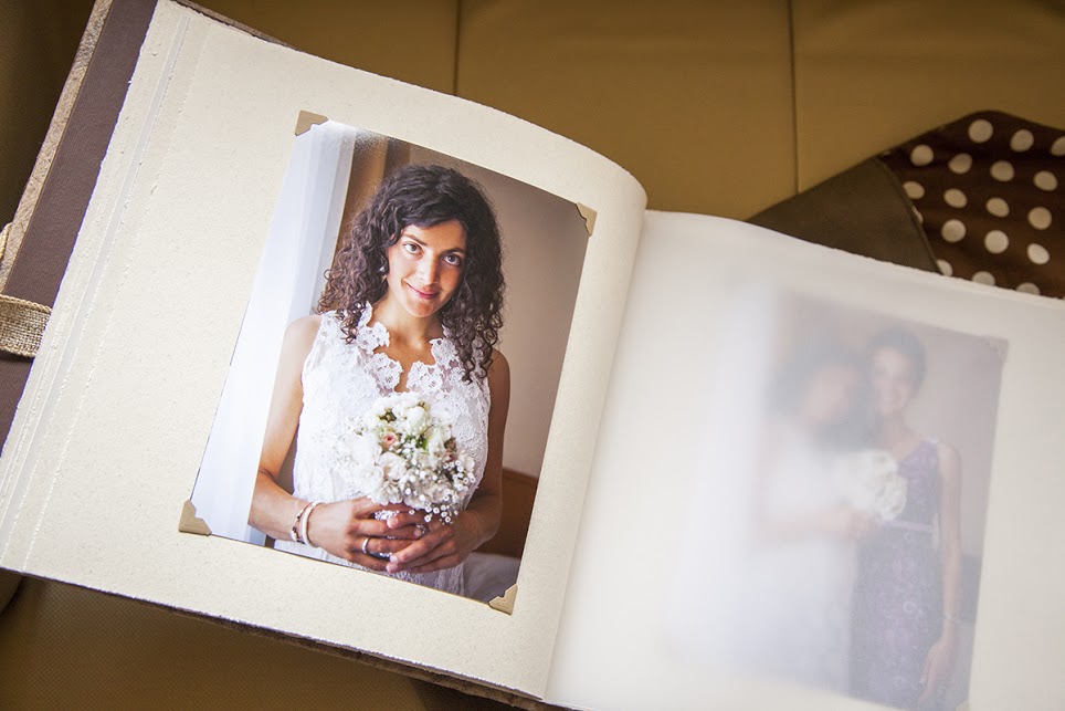 álbum fotográfico con fotografía de mujer sosteniendo un ramo para consejos fotográficos