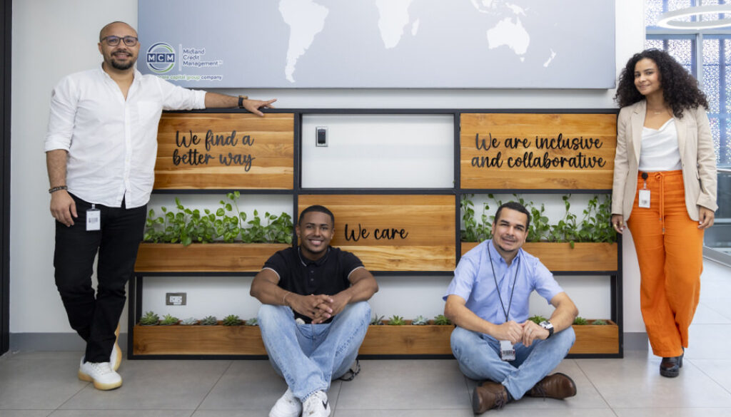 Grupo de colaboradores posando felices, fotografía de stock para MCM Costa Rica, Karla Cordero Photography