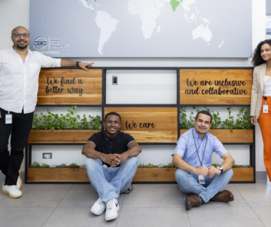 Grupo de colaboradores posando felices, fotografía de stock para MCM Costa Rica, Karla Cordero Photography