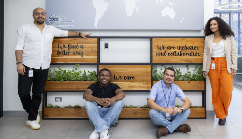 Grupo de colaboradores posando felices, fotografía de stock para MCM Costa Rica, Karla Cordero Photography