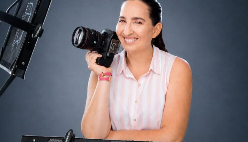 Fotógrafa profesional en estudio con cámara y luces, presentando 5 razones para realizarse headshots profesionales en Costa Rica.