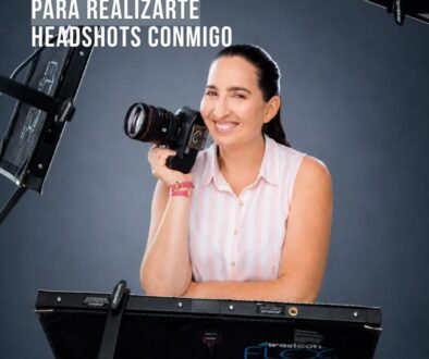 Fotógrafa profesional en estudio con cámara y luces, presentando 5 razones para realizarse headshots profesionales en Costa Rica.
