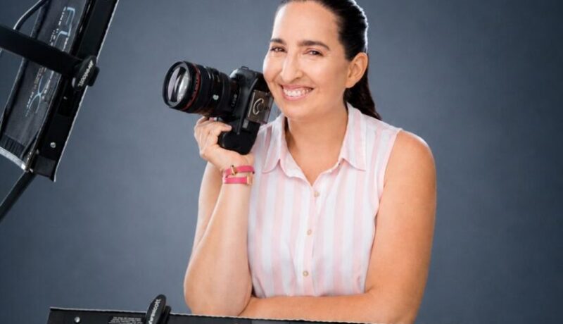 Fotógrafa profesional en estudio con cámara y luces, presentando 5 razones para realizarse headshots profesionales en Costa Rica.