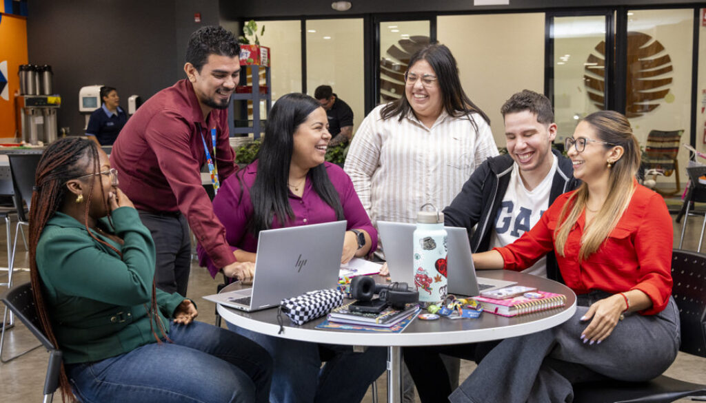 Equipo de trabajo reunido en ambiente corporativo durante una sesión de fotografía profesional en Costa Rica.